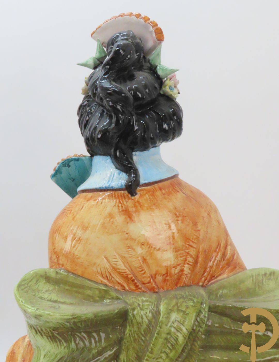 Twee Italiaanse beelden van oosterse dame met bloemen, getekend achteraan Polouioto en oosterse man met snaarinstrument in meerkleurige faience