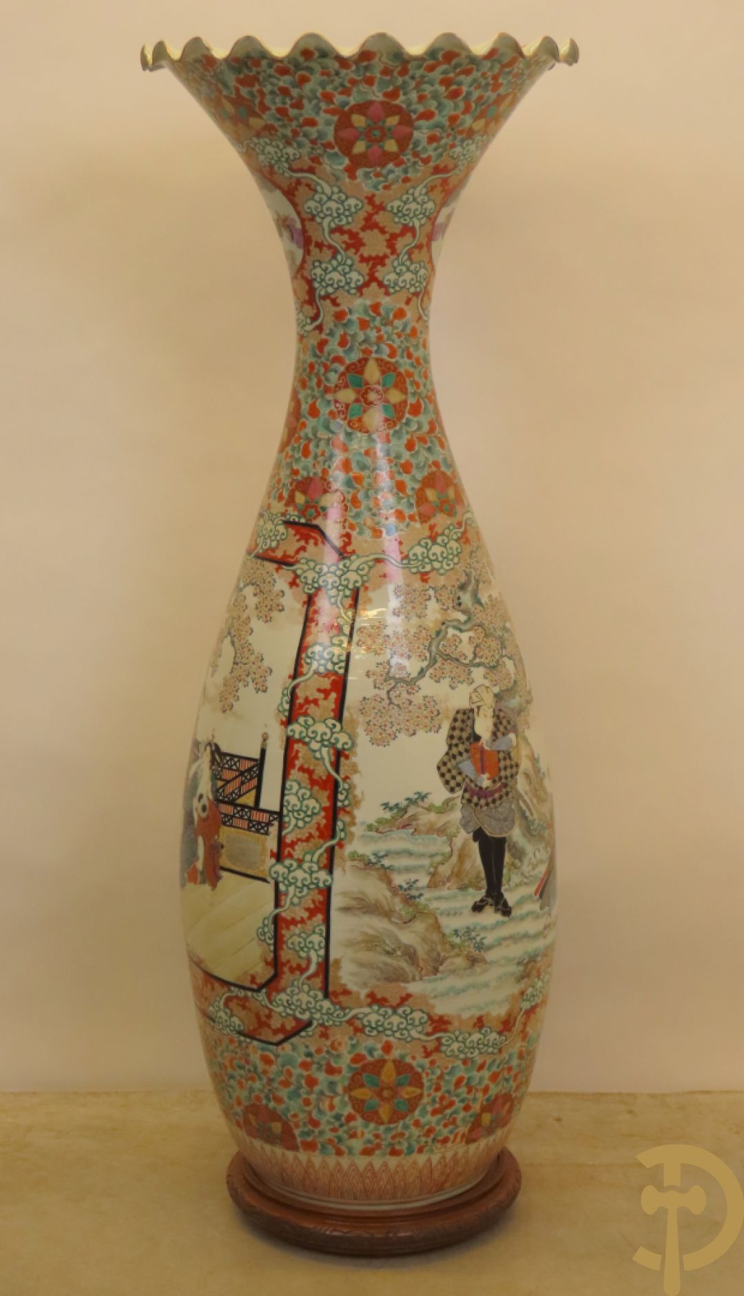 Japanse porseleinen waaiervaas met decor van geisha en krijger, bovenaan met florale motieven