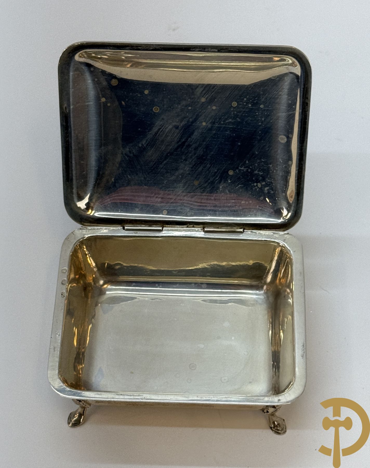 Massief zilveren schelp met lepeltje + 2 openklapbare   sucriers + peper- en zoutstel + mosterdpotje met zilveren omhulsel