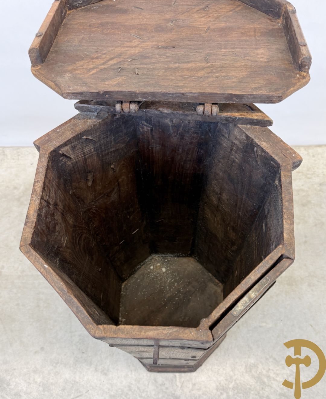 Achthoekig eiken opbergmeubel met smeedijzeren hengsels en geheime ruimte onderaan