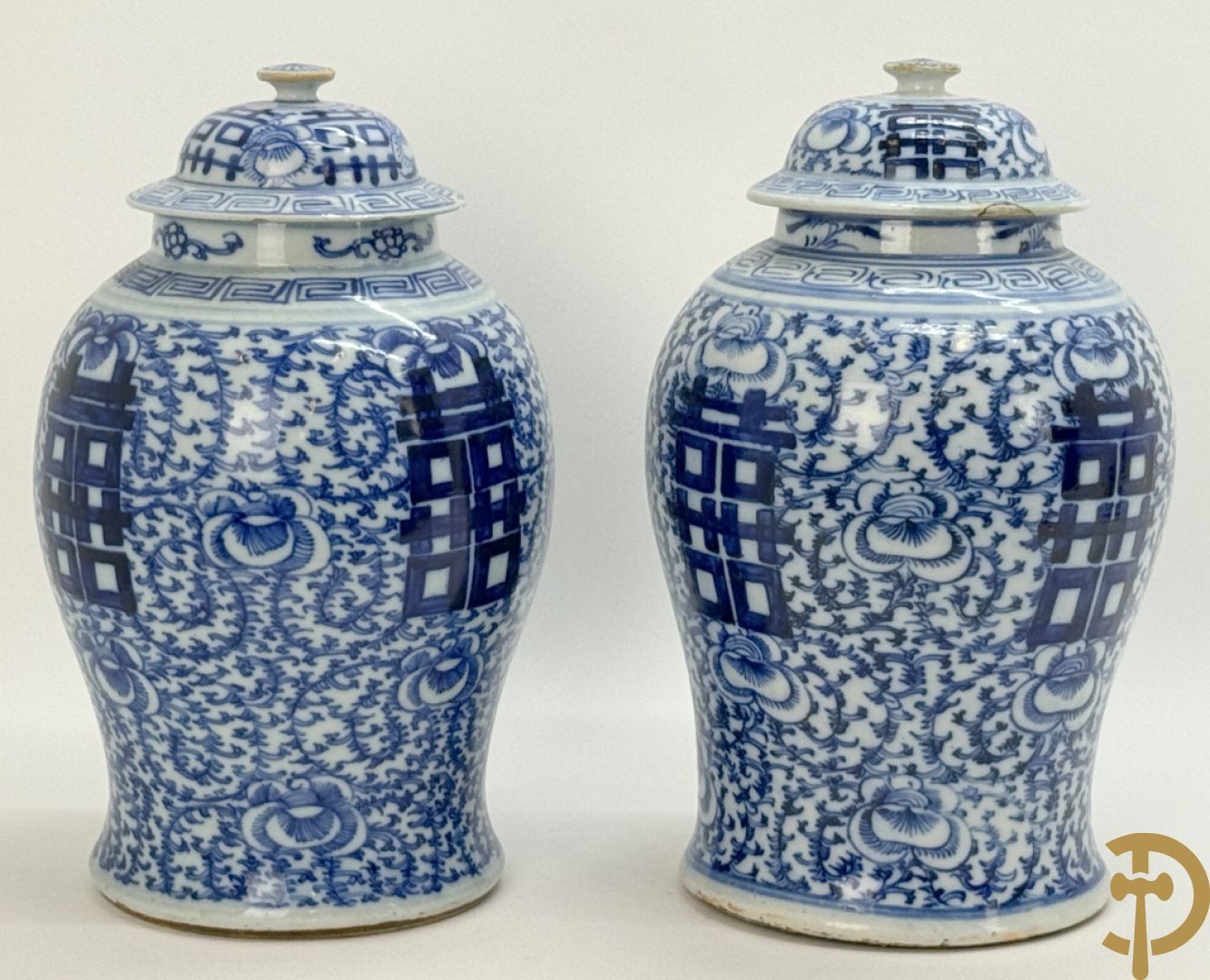 Paar blauw/witte Chinese porseleinen dekselpotiches met bloemen en Chinese tekens