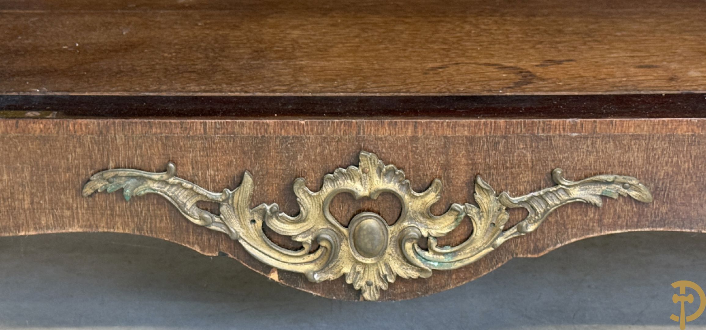 Notelaren driedeursdressoir met marmeren blad  bronzen sabots op de poten