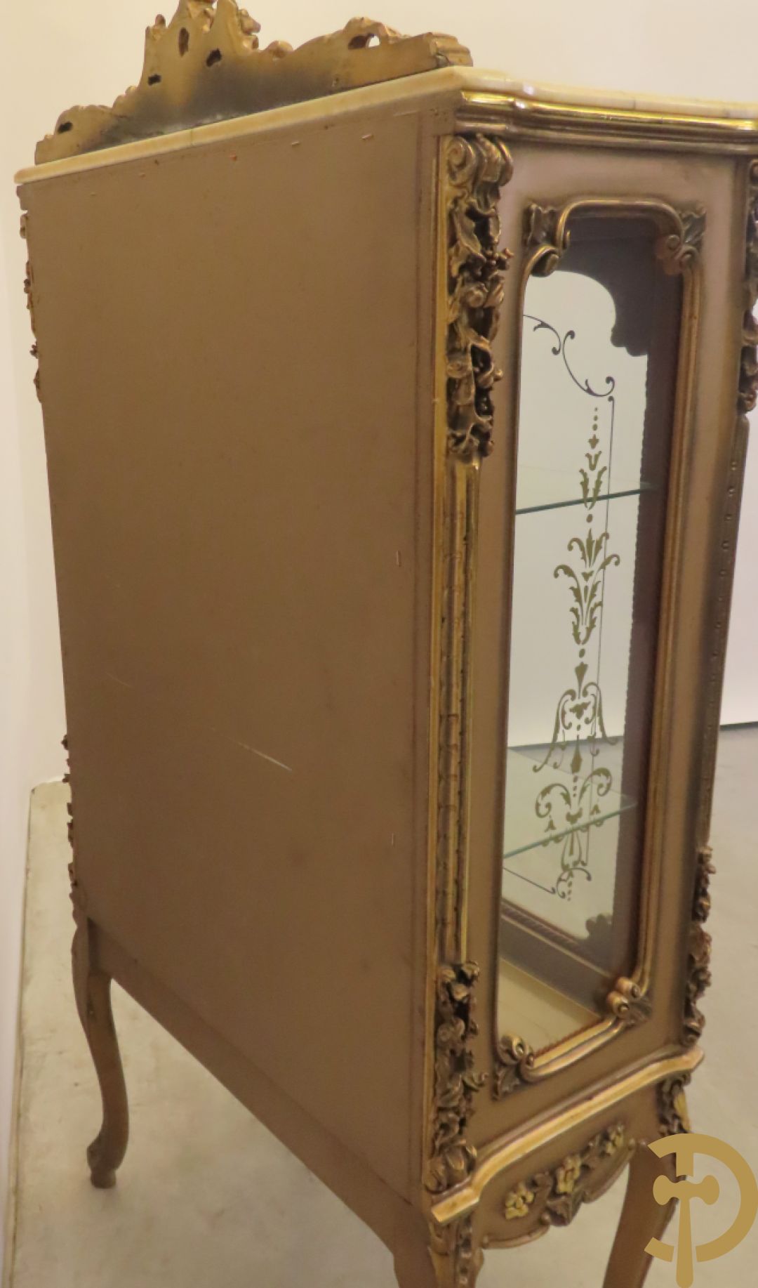 Vergulde vitrine met accanthusranken en ornamentiek in de ruiten geslepen, bovenaan bezet met marmeren blad