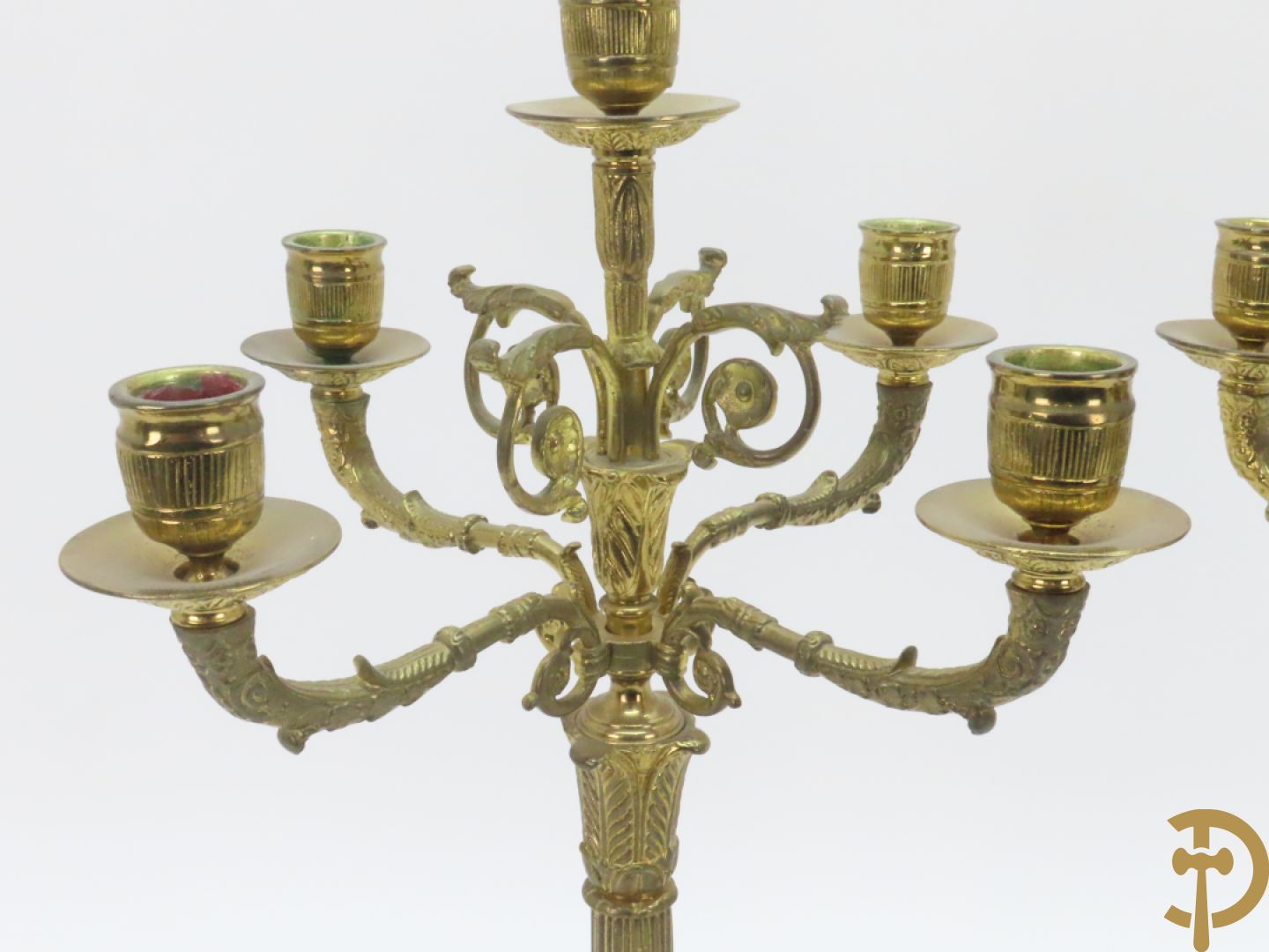 Driedelige bronzen garnituur bestaande uit middenstuk met 4 gecanneleerde zuilen en adelaar bezet + paar kandelaars