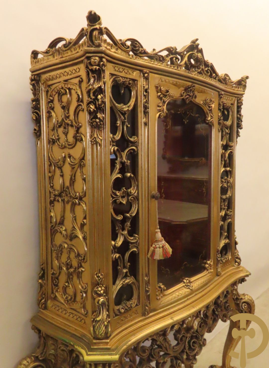 Uitzonderlijke vergulde Louis XV eetkamer bestaande uit vijfdeursdressoir met voluutvormige accanthusranken en rocailles, beschilderd met bloemenmotieven en centraal tafererel met hoornen des overvloeds + bijhorende spiegel vergulde tafel op voluutvormige poten met zes bijhorende stoelen + vitrine met accanthusranken en centrale deur, op voluutvormige poten