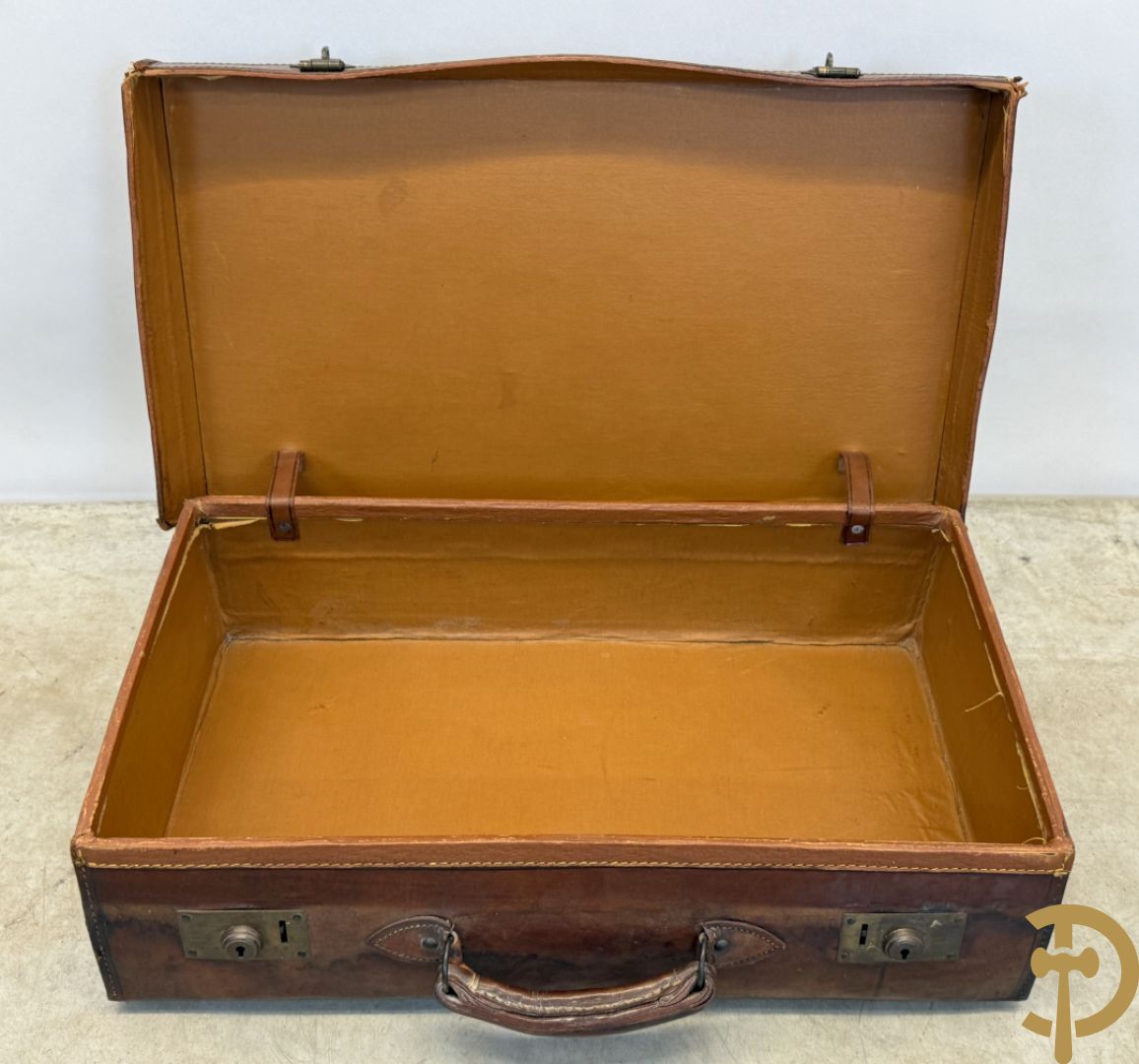 Drie oude lederen valiezen + reistas