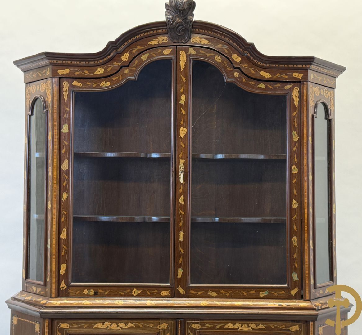 Hollandse vitrine met gemarketteerd bloementafereel, bovenaan met 2 beglaasde deuren en rocaille als kuif - onderaan met 2 gesloten deuren bezet met amforen, vogels en bloemenmarketterie