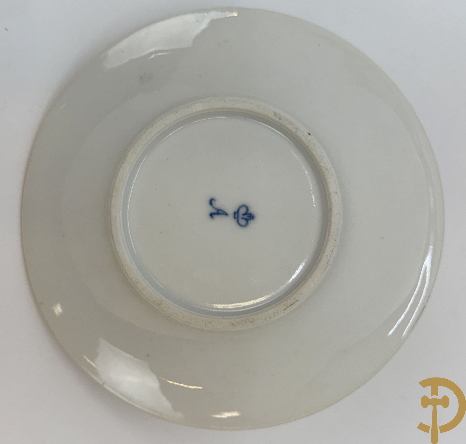 Porseleinen kopje met schoteltje met zeer fijn handbeschilderd geanimeerd landschapsdecor omgeven door bloemen, onderaan gemerkt Sint Petersburg (Alex I 1801-1825)