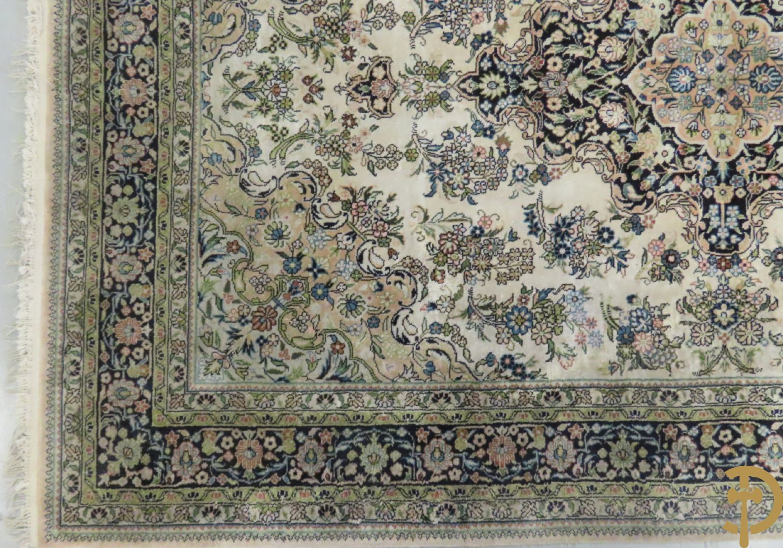 Oosters handgeknoopt tapijt met centraal medaillon, zijde op katoen