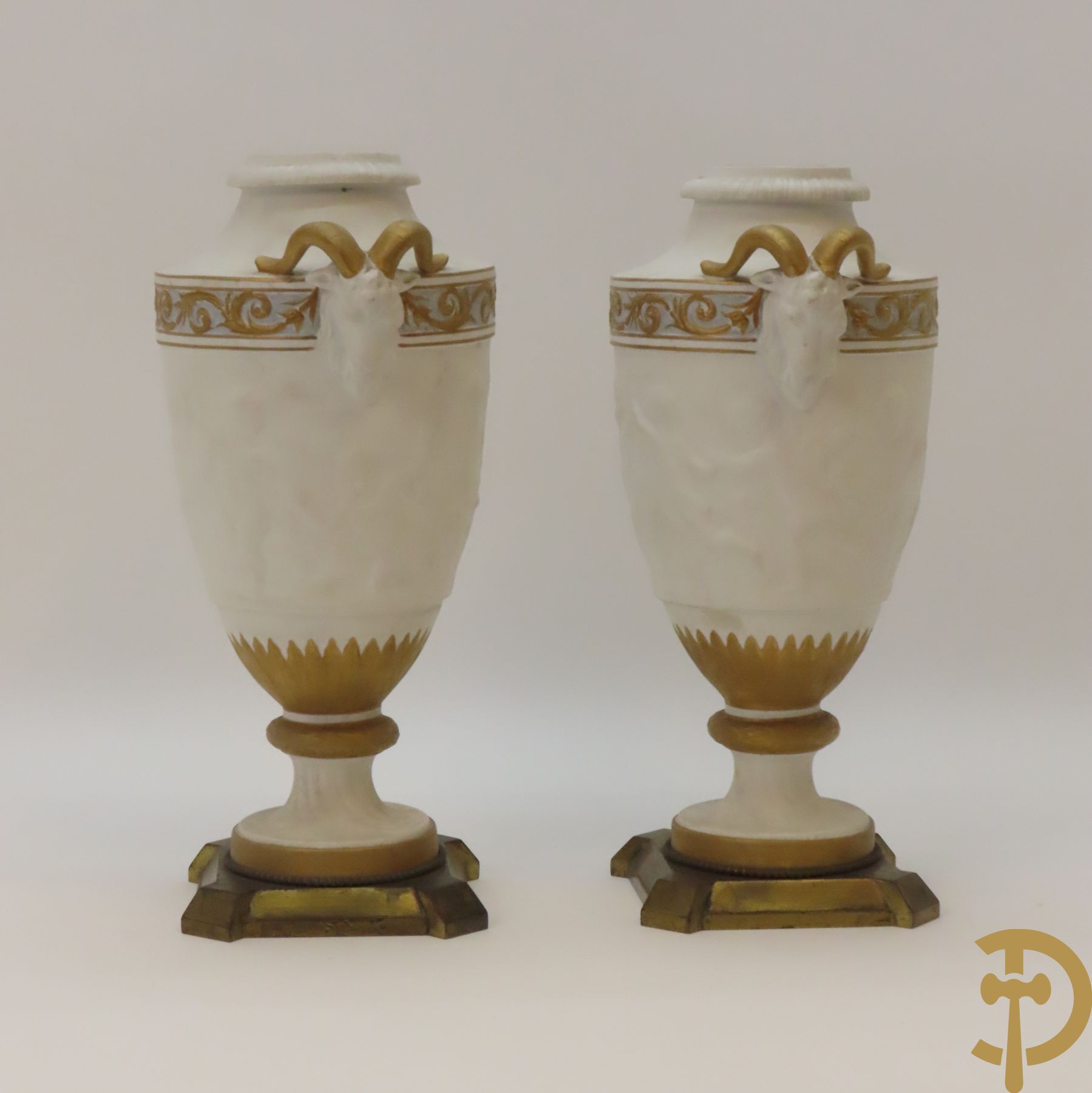 Paar porseleinen vazen met ramskoppen en basrelief van cupido