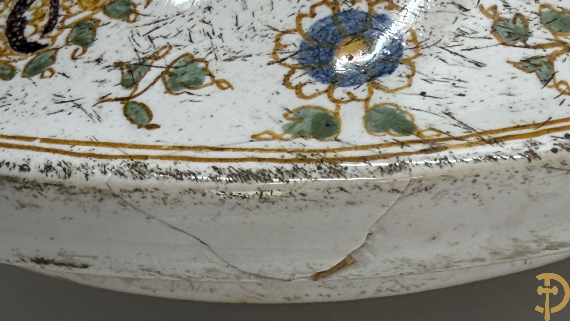 Paar Italiaanse meerkleurige dekselpotiches met geanimeerd decor en gehoornde kopen