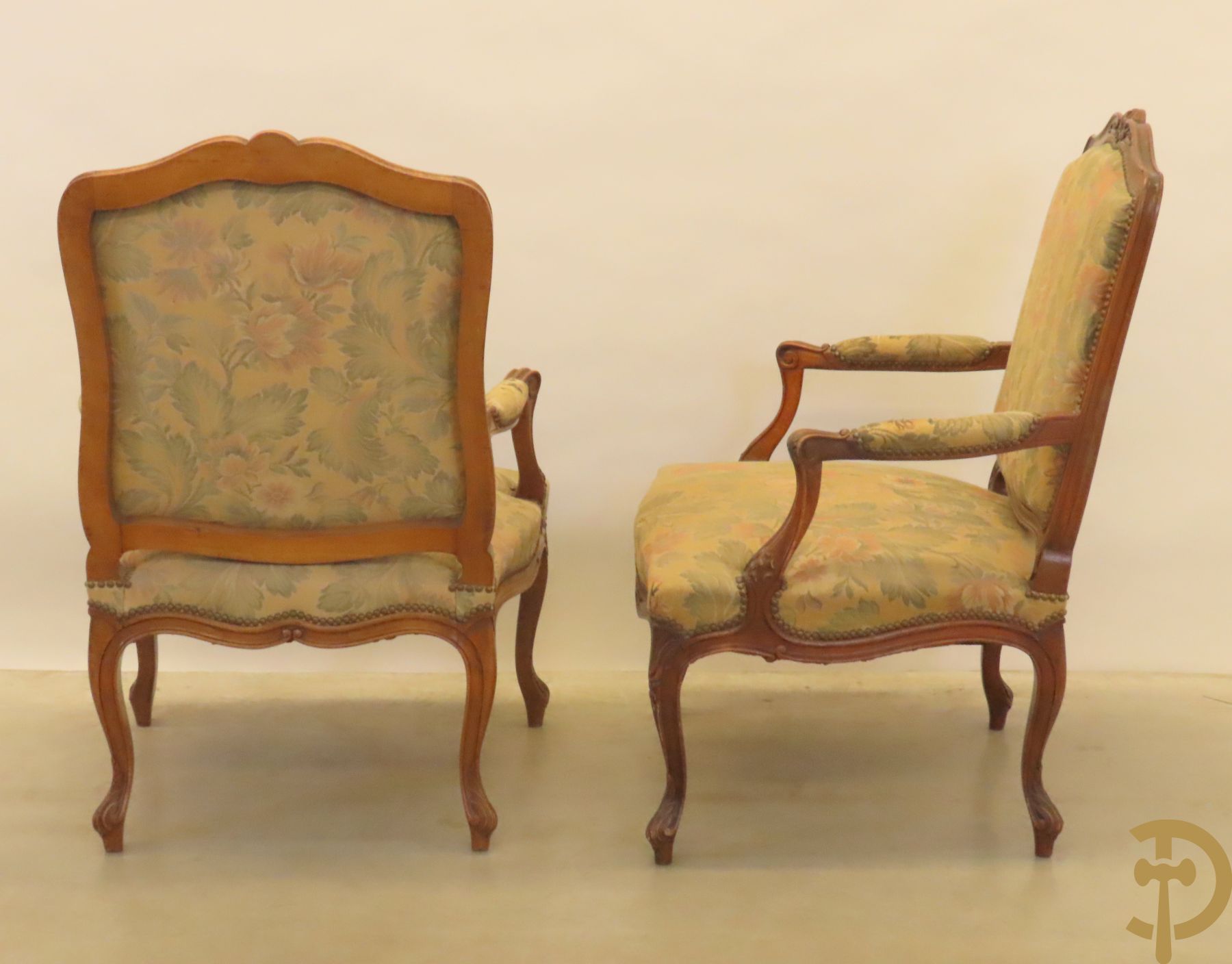 Paar Louis XV armzetels met rocailles, voluutvormige poten en armleuningen