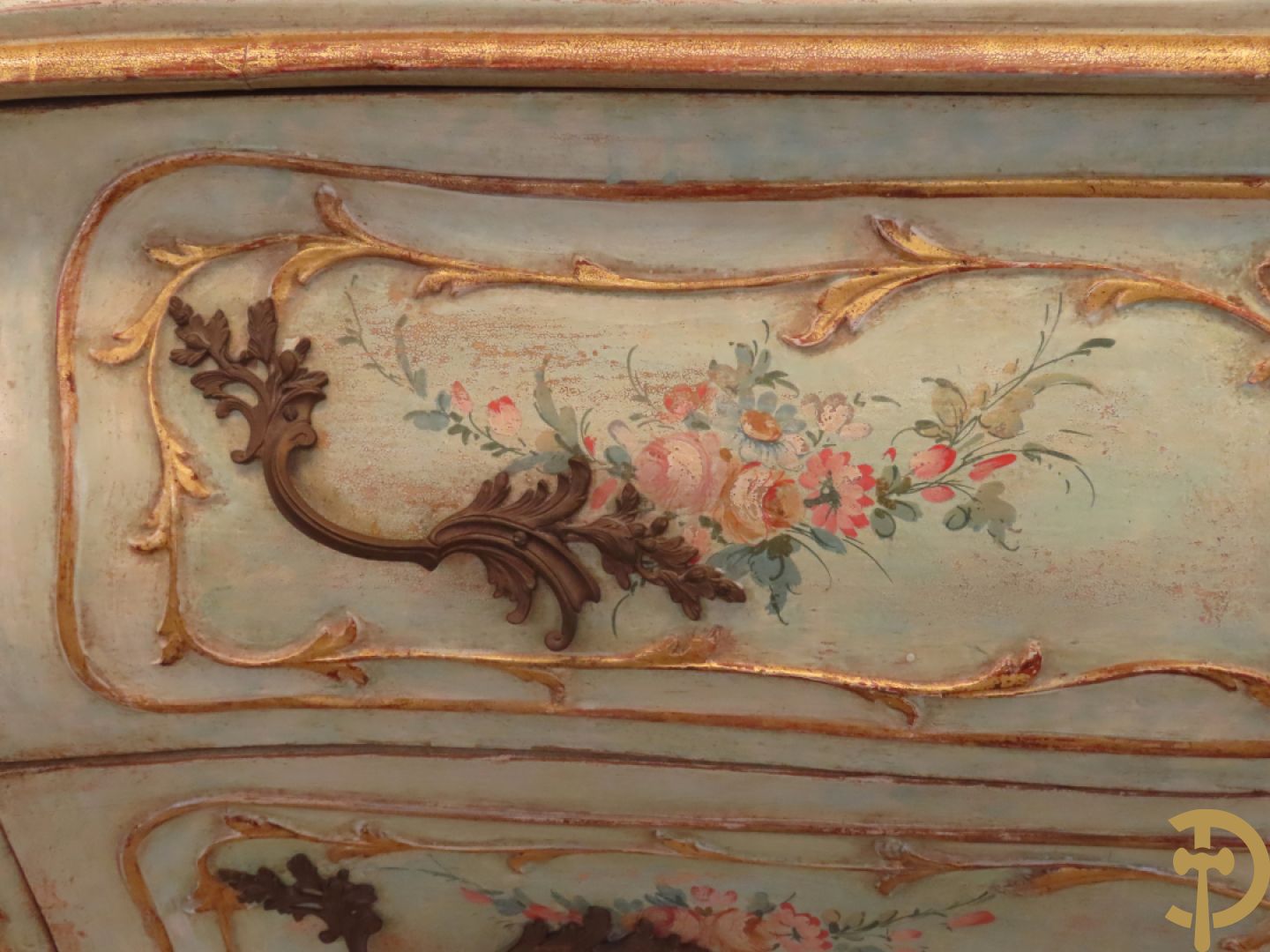 Gegalbeerde tweeladencommode op voluutvormige poten met verguld en beschilderd bloemendecor