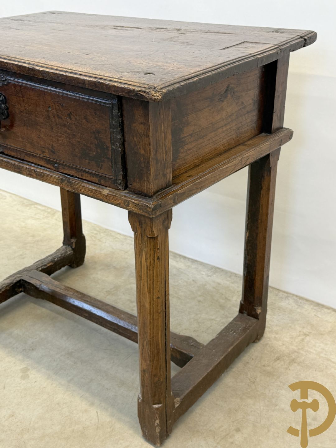 Massief eiken landelijke bijzettafel met lade en smeedijzeren trekker op verjongende poten