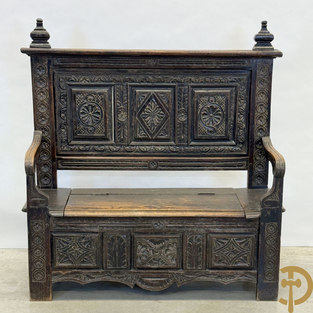 Massief eiken Engelse hall bank met gesculpteerde motieven