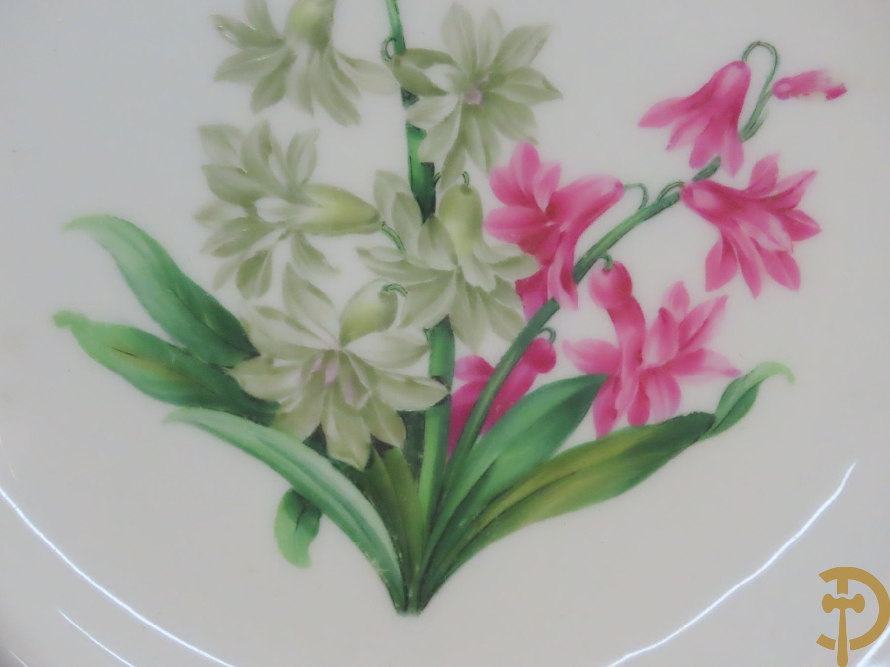 Zes porseleinen borden onder gemerkt met zwaarden / Meissen : 1 bord met stadstafereel, 1 verlucht bord met drakendecor, 1 bord met vogeldecor, 1 met bloemen en 2 met bloemendecor omgeven door vergulde rand