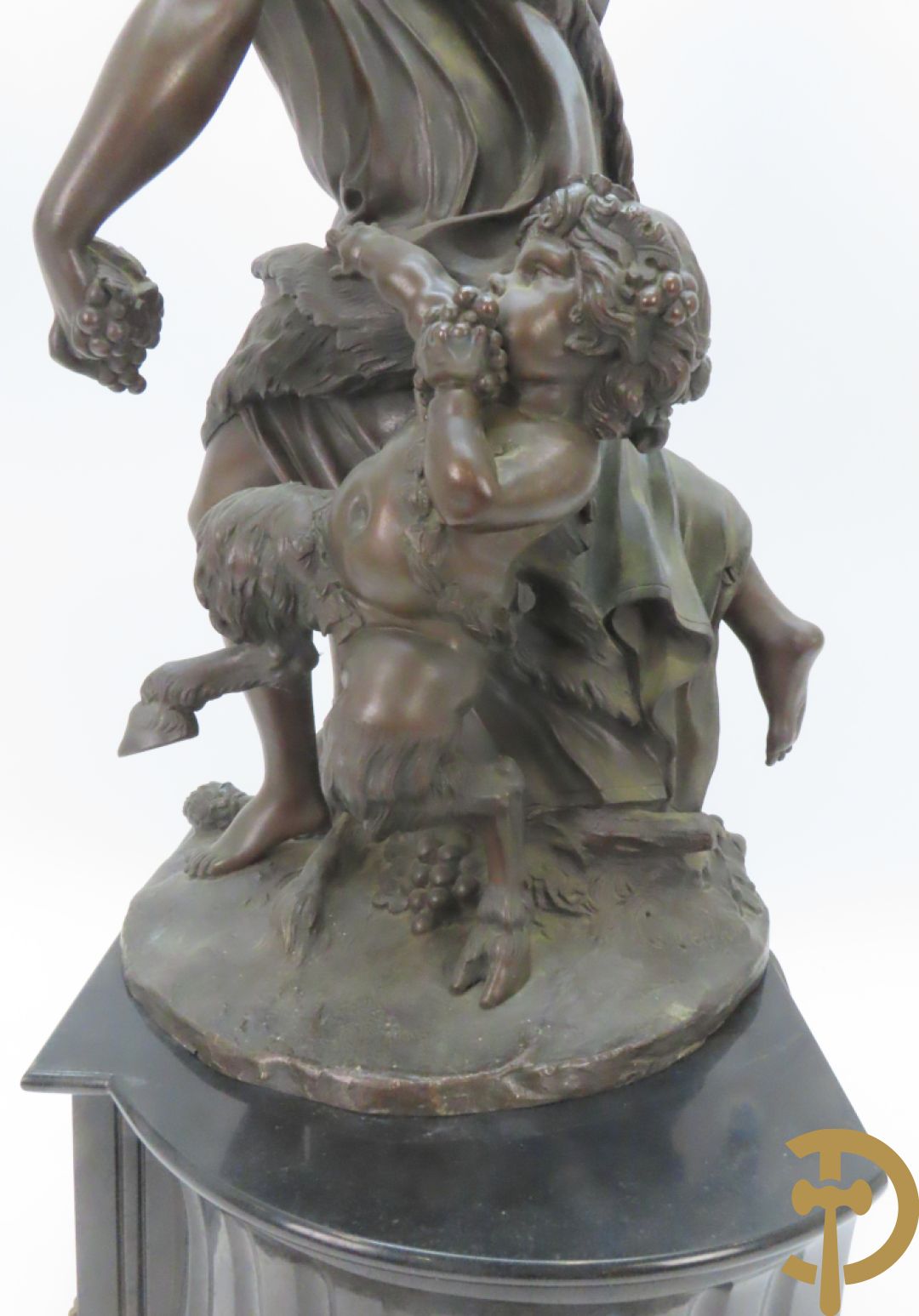 CLODION getekend - Paar elegante bronzen dames met tambour en fruit, geflankeerde door jonge faune, op marmeren klokstel - opgebouwd als garnituur met 2 kandelaars met bronzen kindjes dragende een toorts met bloemen en kaarsen