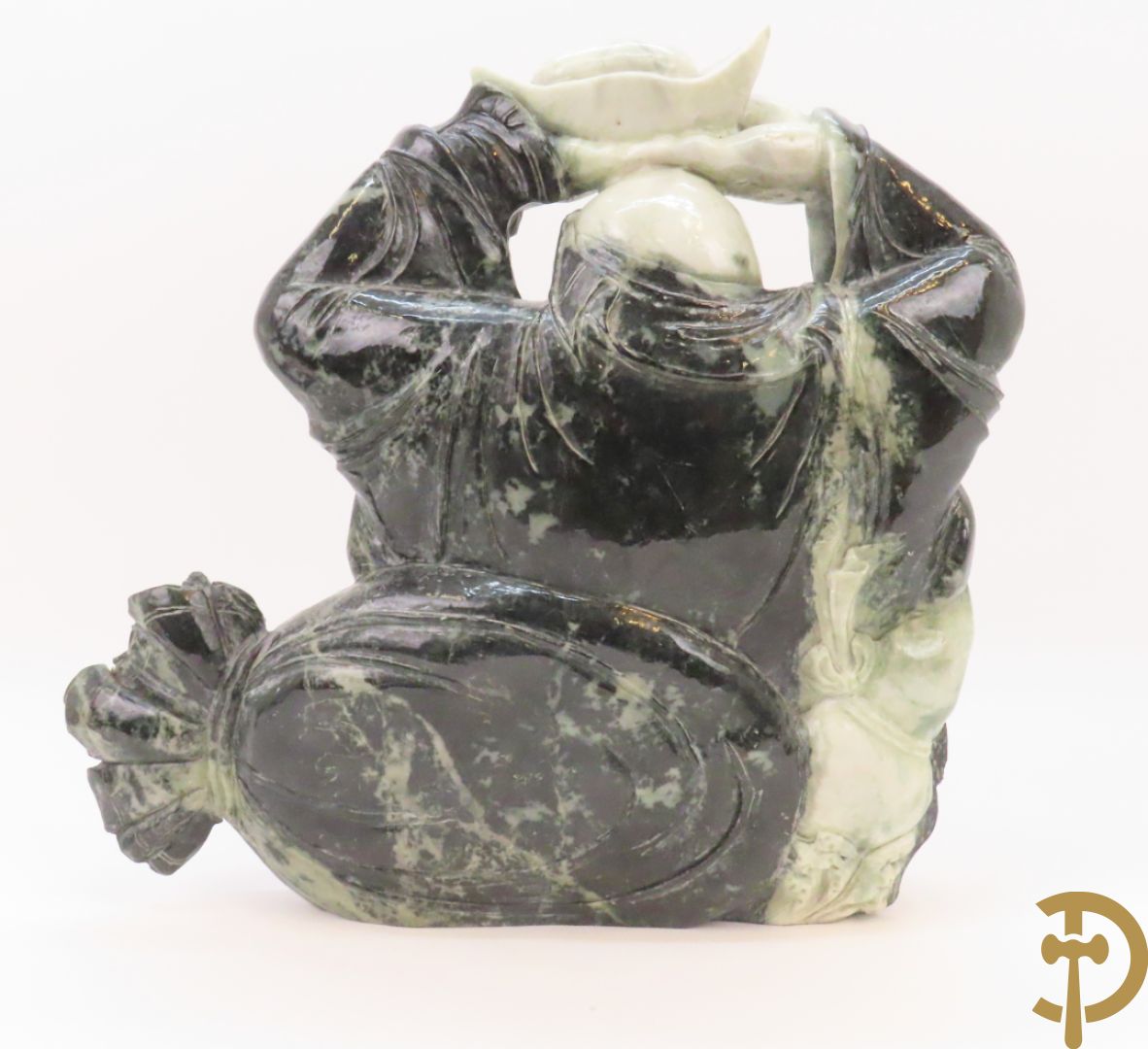 Zittende lachende boedha met kralenkrans en fo hond in gesculpteerde tweekleurige nefriet