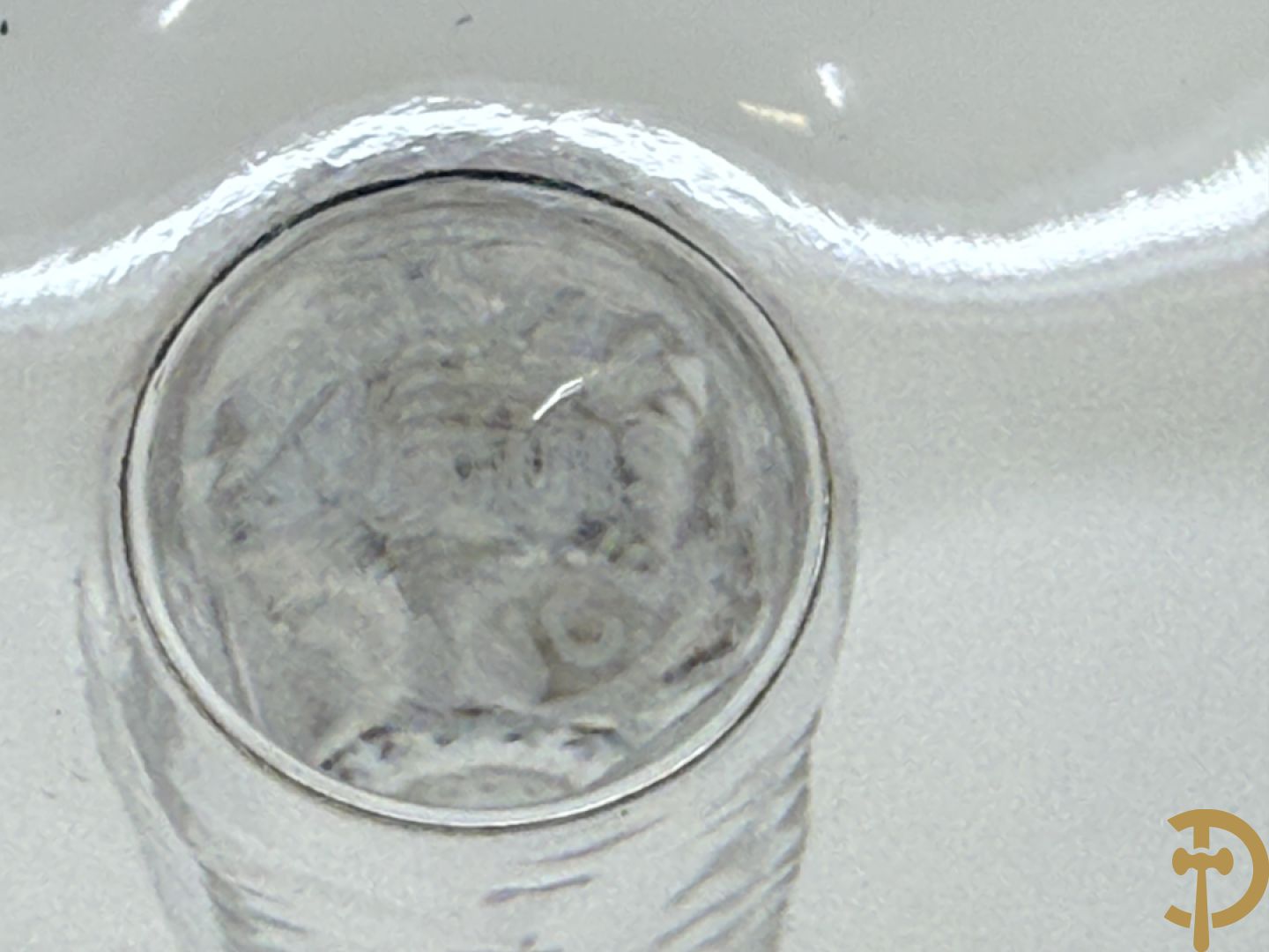 Zes fluitvormige kristallen champagne glazen met Thistle decor, cristallerie Saint Louis gemerkt