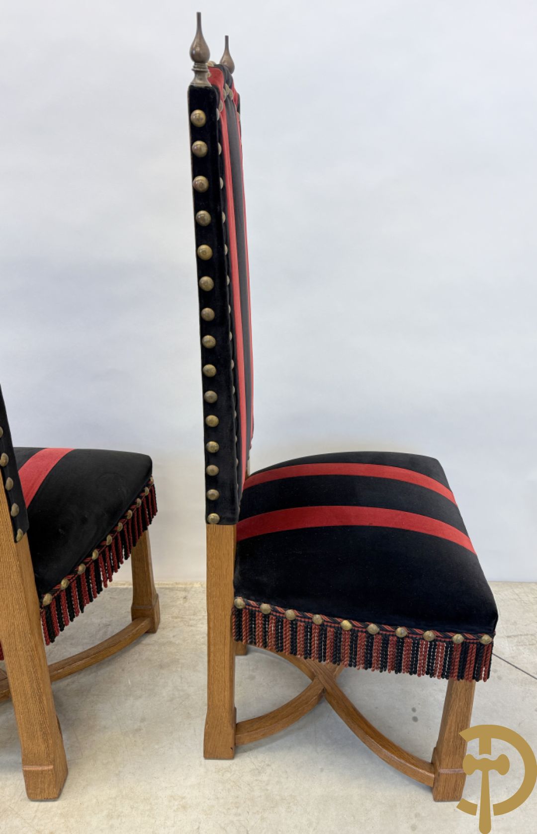 Massief eiken tafel met wangen en smeedijzer verbonden + 6 hoogleunige stoelen + 2 armzetels