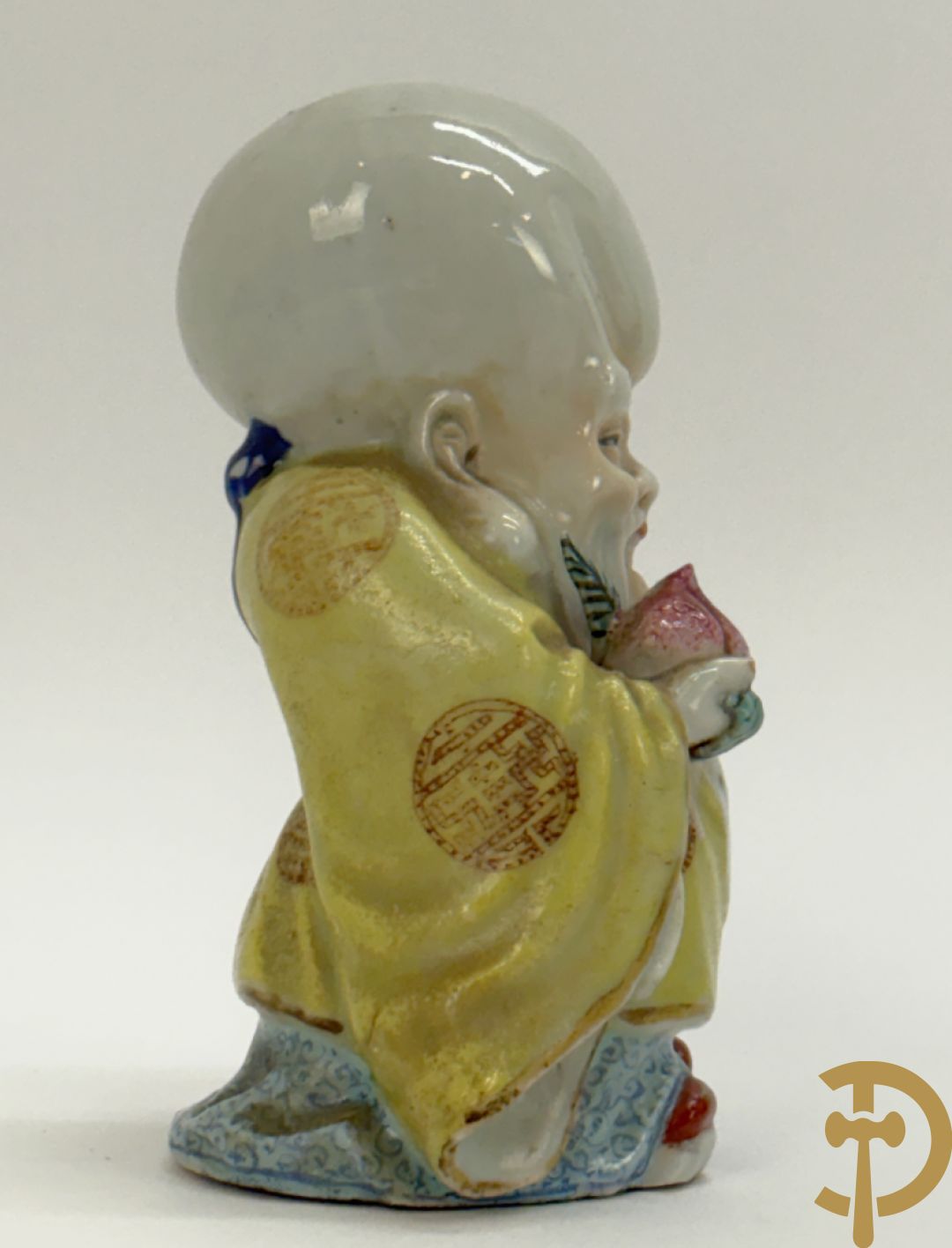 Vier Chinese porseleinen wijsgeren waarvan 1 gestempeld