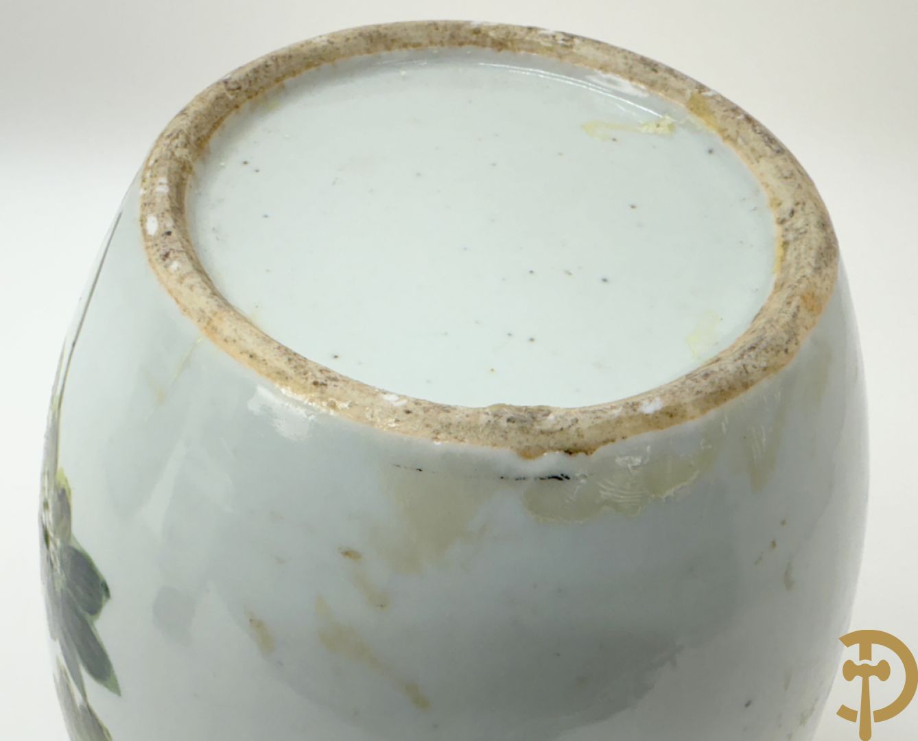 Chinese porseleinen cachepot met decor van dames en kind