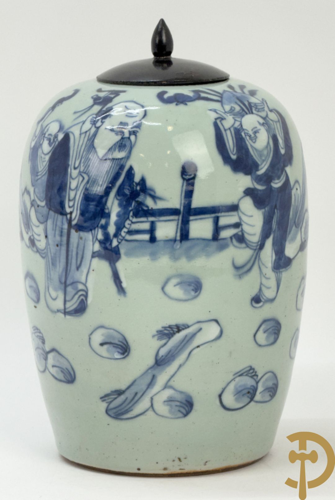 Chinese blauw/wit dekselpotiche met wijsgeer en dansende personages