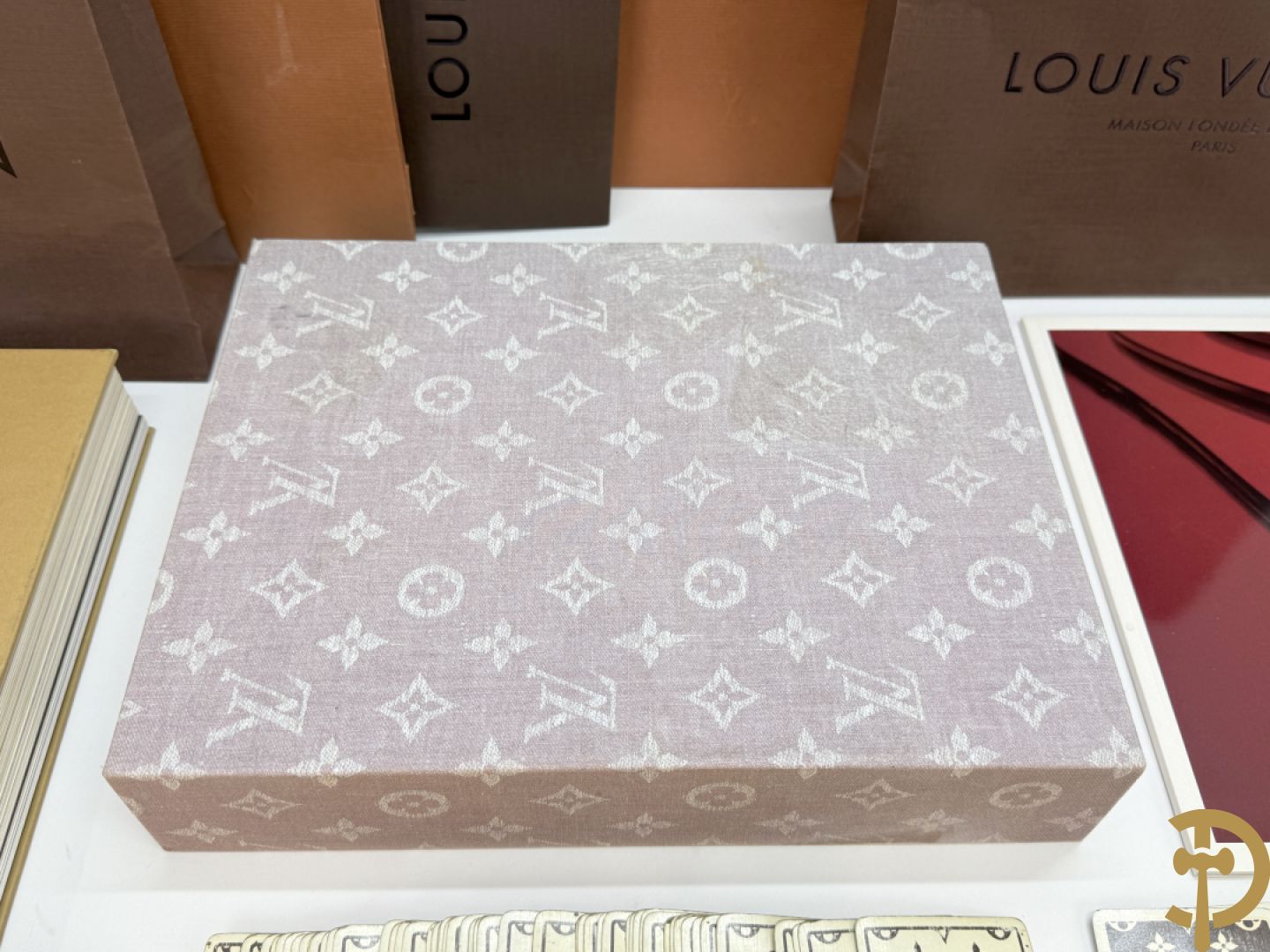 Boek Louis Vuitton, 100 Malles de Legende, door Pierre Leonforte, Editions de la Martinière + Louis Vuitton boekje + zakken Louis Vuitton + 2 kaartspellen Louis Vuitton
