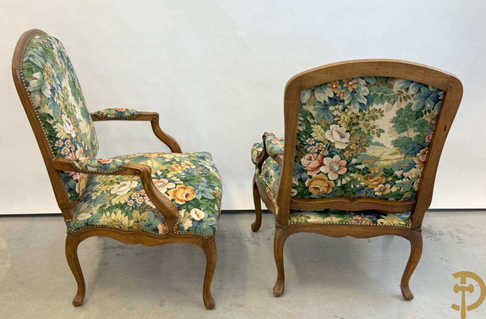 Vier notelaren armzetels bekleed met bloemenstof, met gezwaaide armleuningen op voluutvormige poten + bijhorend voetbankje