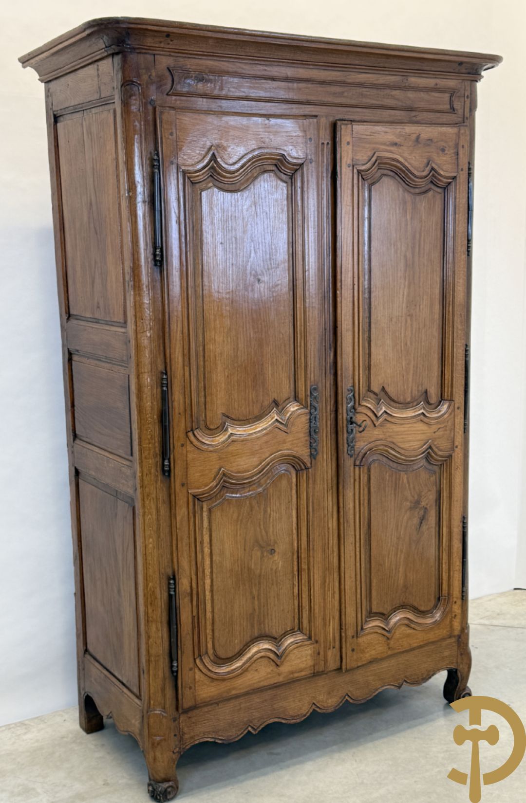 Massief eiken tweedeurskast met gezwaaide deuren op voluutvormige poten