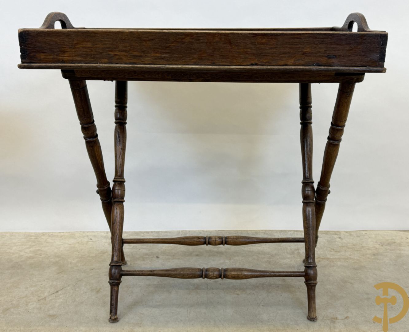 Engelse butlertray met rechthoekige plateau en Engelse butlertray met ovale plateau