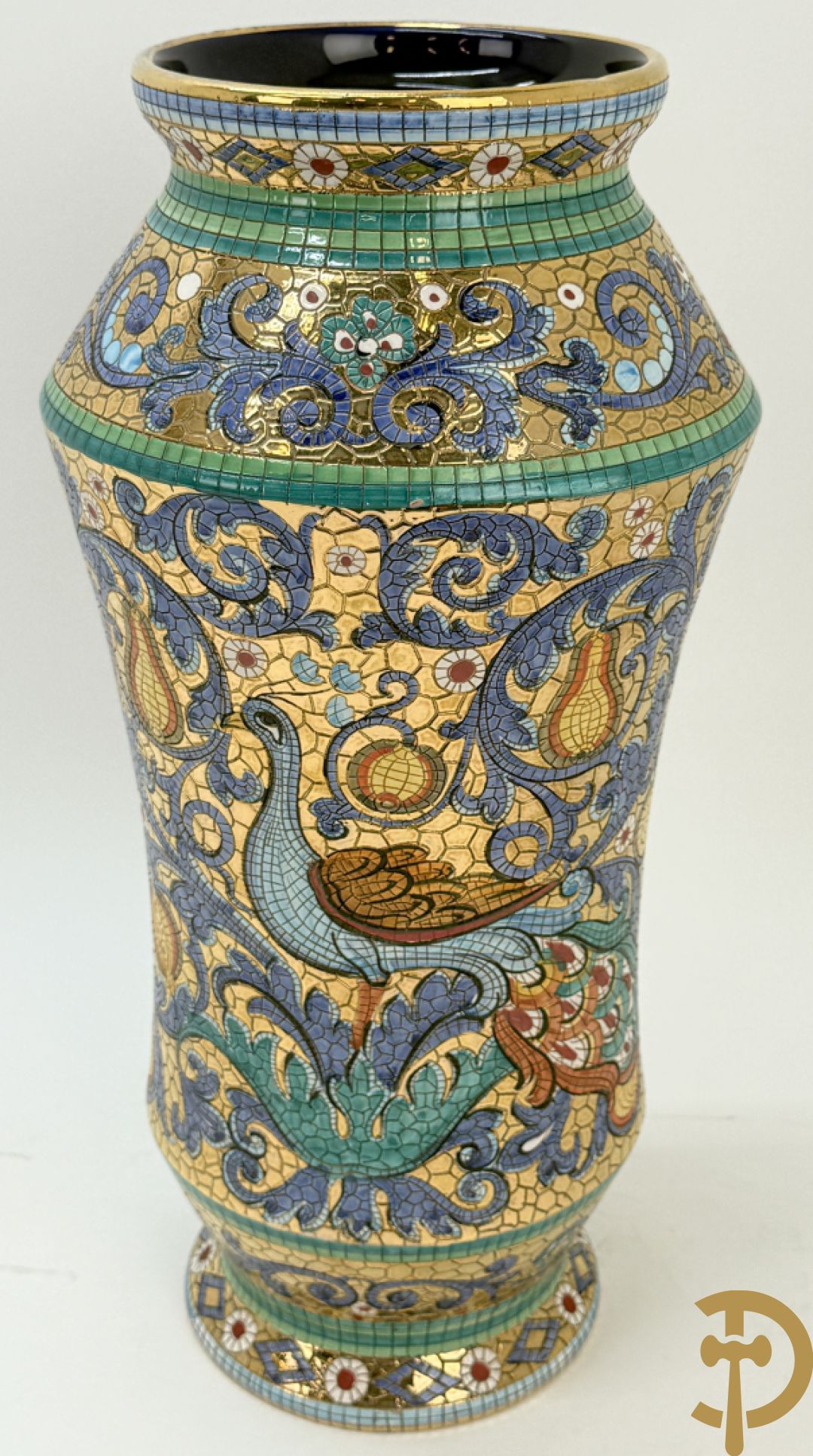 Twee Italiaanse vazen met verguld decor van personages en bloemenranken, Maioliche Deruta Italy 10005/45 en 10005/47