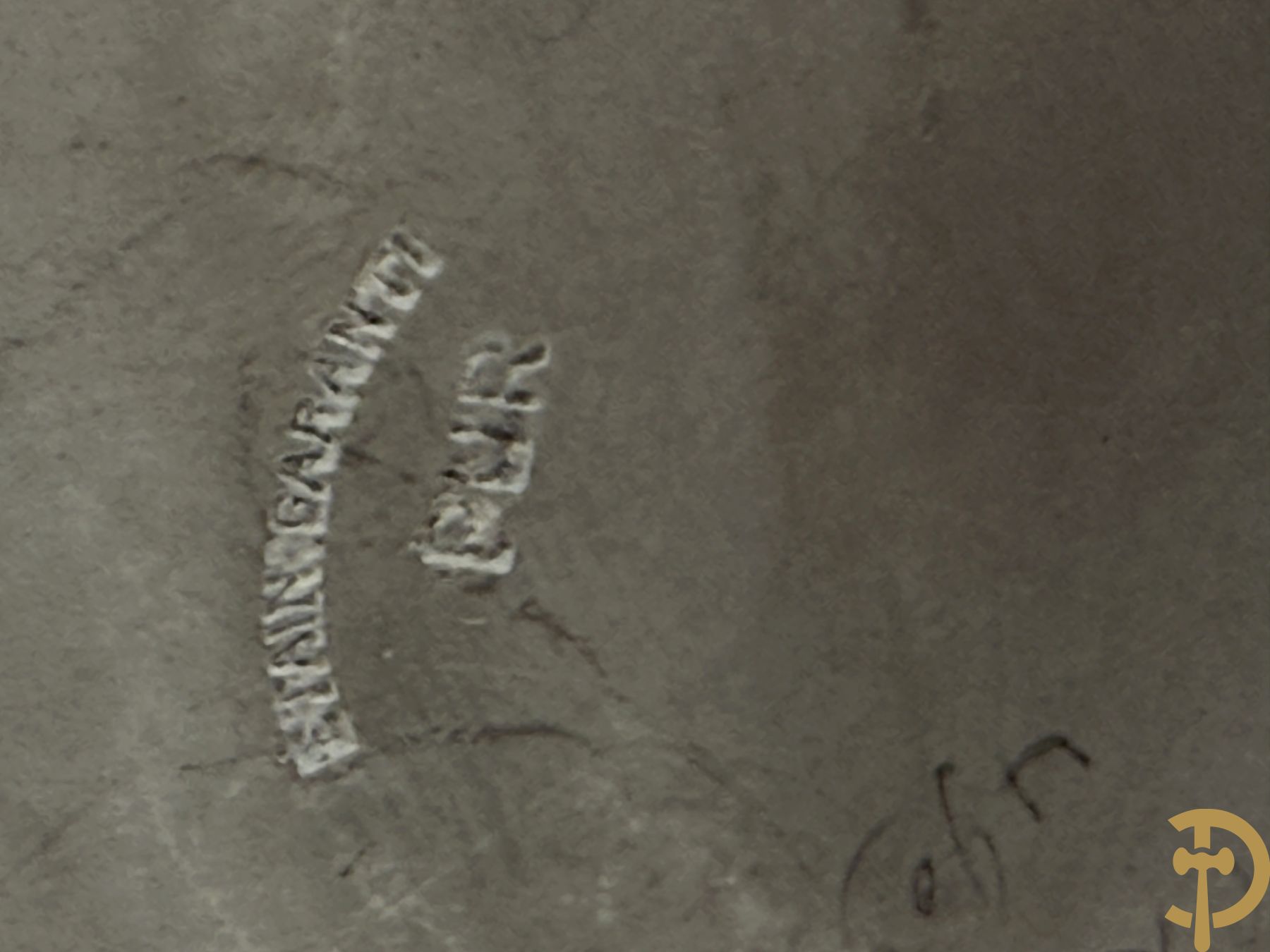 Verzilverde vaas met vogeldecor, Kayser gemerkt + 3 tinnen Art Deco vaasjes w.o. 1 gemerkt Hering + tinnen Art Deco inktstel