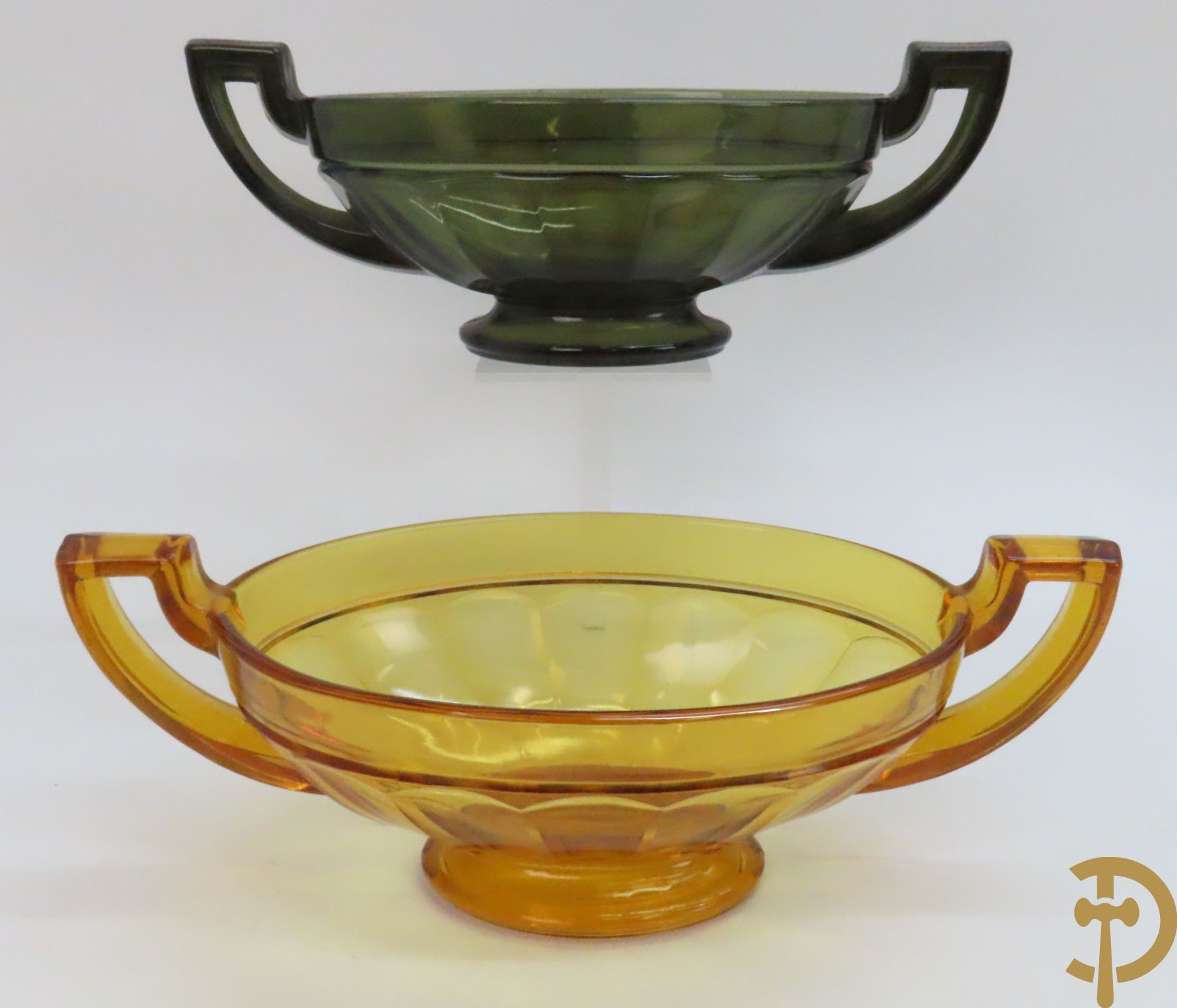 Vier coupes in gekleurd geperst Val-Saint-Lambert glaswerk + 3 coupes Scailmont