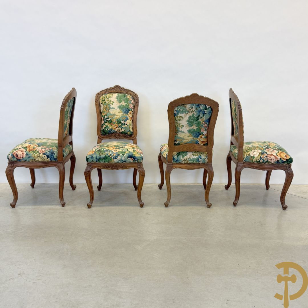 Vier eiken Louis XV stoelen met gebloemde stof en rocailles in de rug, op voluutvormige poten