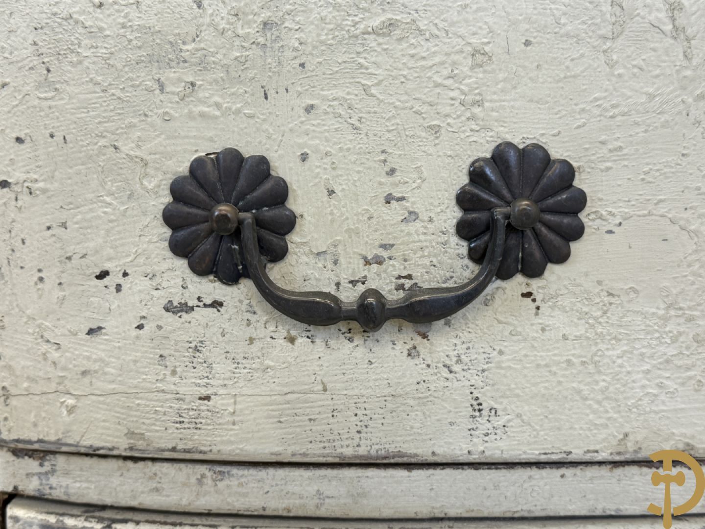 Gepatineerde 3 laden commode met bronzen trekkers en sleutelplaten