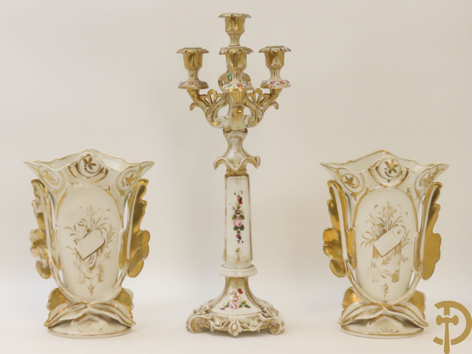 Porseleinen Vieux Paris vierarmige kandelaar met bloemen bezet + paar Vieux Bruxelles cornetvazen