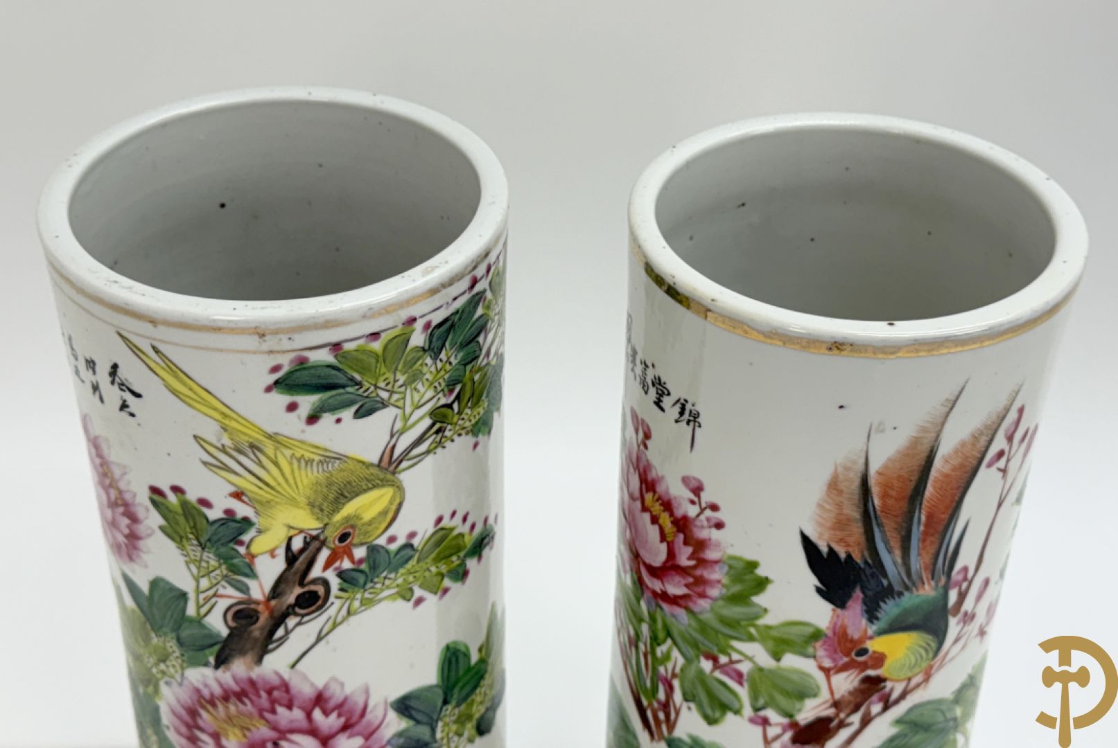 Twee rolvazen met bloemen- en vogeldecor + dekselpotiche met vogeldecor + Chinese vaas met decor van dames en kinderen