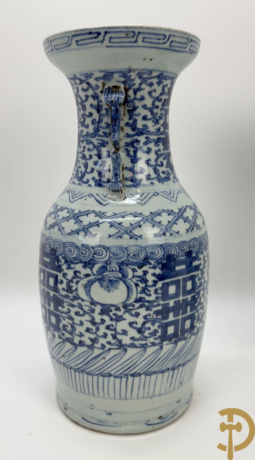 Paar blauw/witte Chinese porseleinen vazen met tekens en accanthusranken, 19e