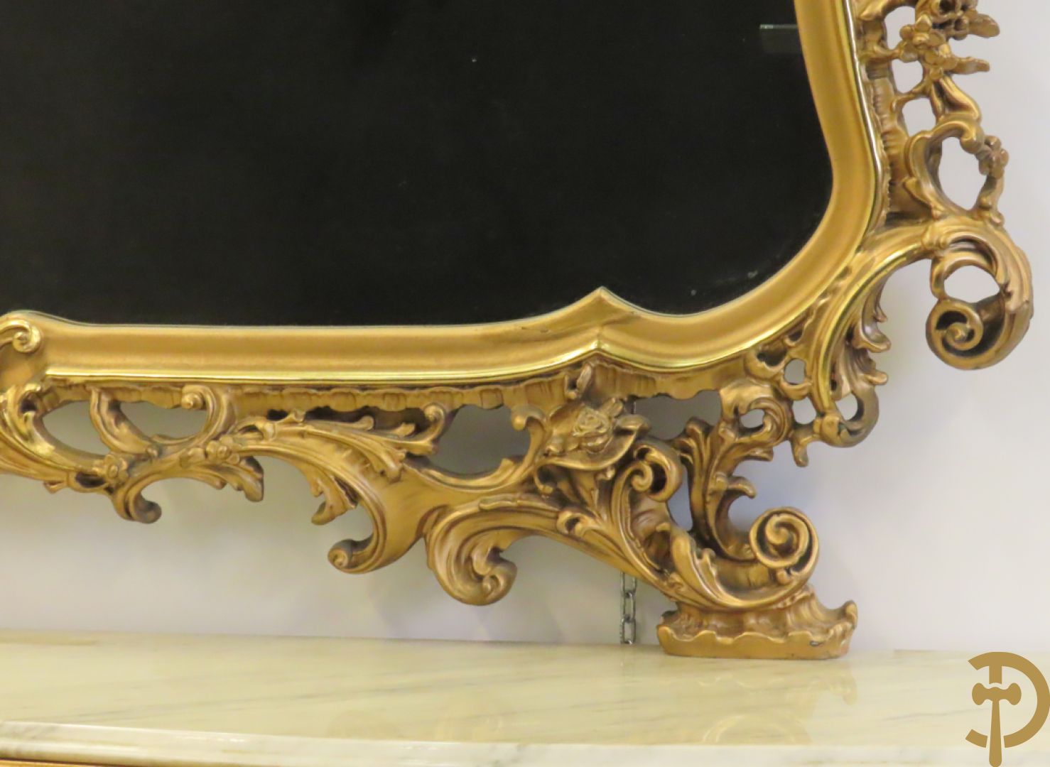 Uitzonderlijke vergulde Louis XV eetkamer bestaande uit vijfdeursdressoir met voluutvormige accanthusranken en rocailles, beschilderd met bloemenmotieven en centraal tafererel met hoornen des overvloeds + bijhorende spiegel vergulde tafel op voluutvormige poten met zes bijhorende stoelen + vitrine met accanthusranken en centrale deur, op voluutvormige poten