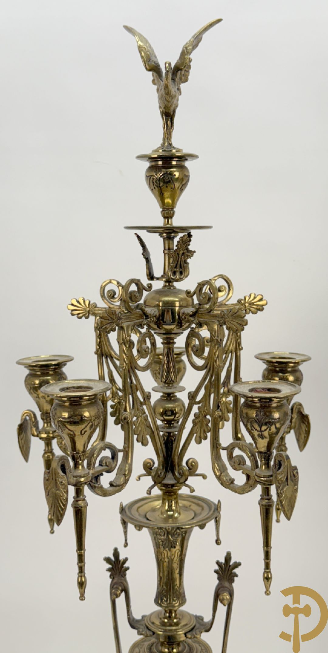 Zwart marmeren garnituur Napoleon III bestaande uit paar bronzen vuurrvergulde vijfarmige kandelaars bezet met vogels op zwarte marmeren basis met hertenkoppen + zwart marmeren middenstuk met klok bezet met hertenkoppen (zonder beeld)