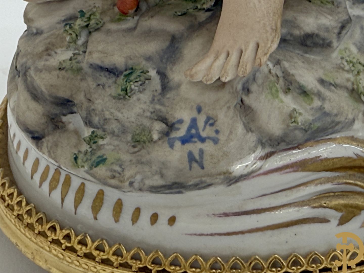 Zes porseleinen groepen Capo di Monte : Paarden met koets, oude man op bank, dame met kinderen, cupido