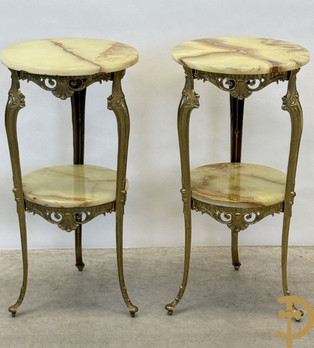 Paar koperen sokkels met Louis XV motieven en 2 étages op drie voluutvormige poten - met onix marmeren blad