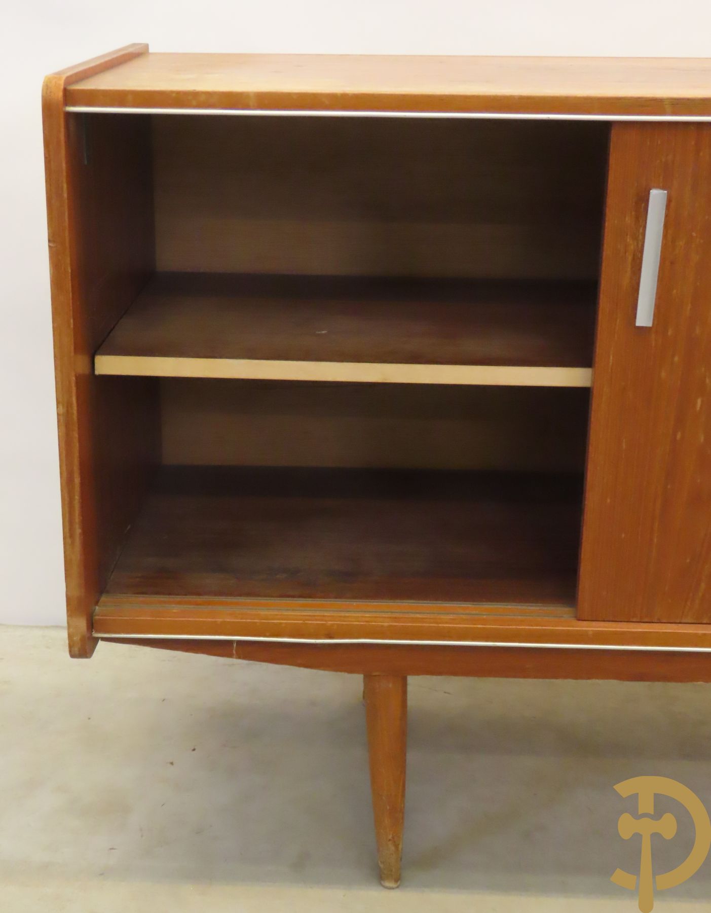 Vintage side board met 4 lades rechts en paar schuifdeuren links