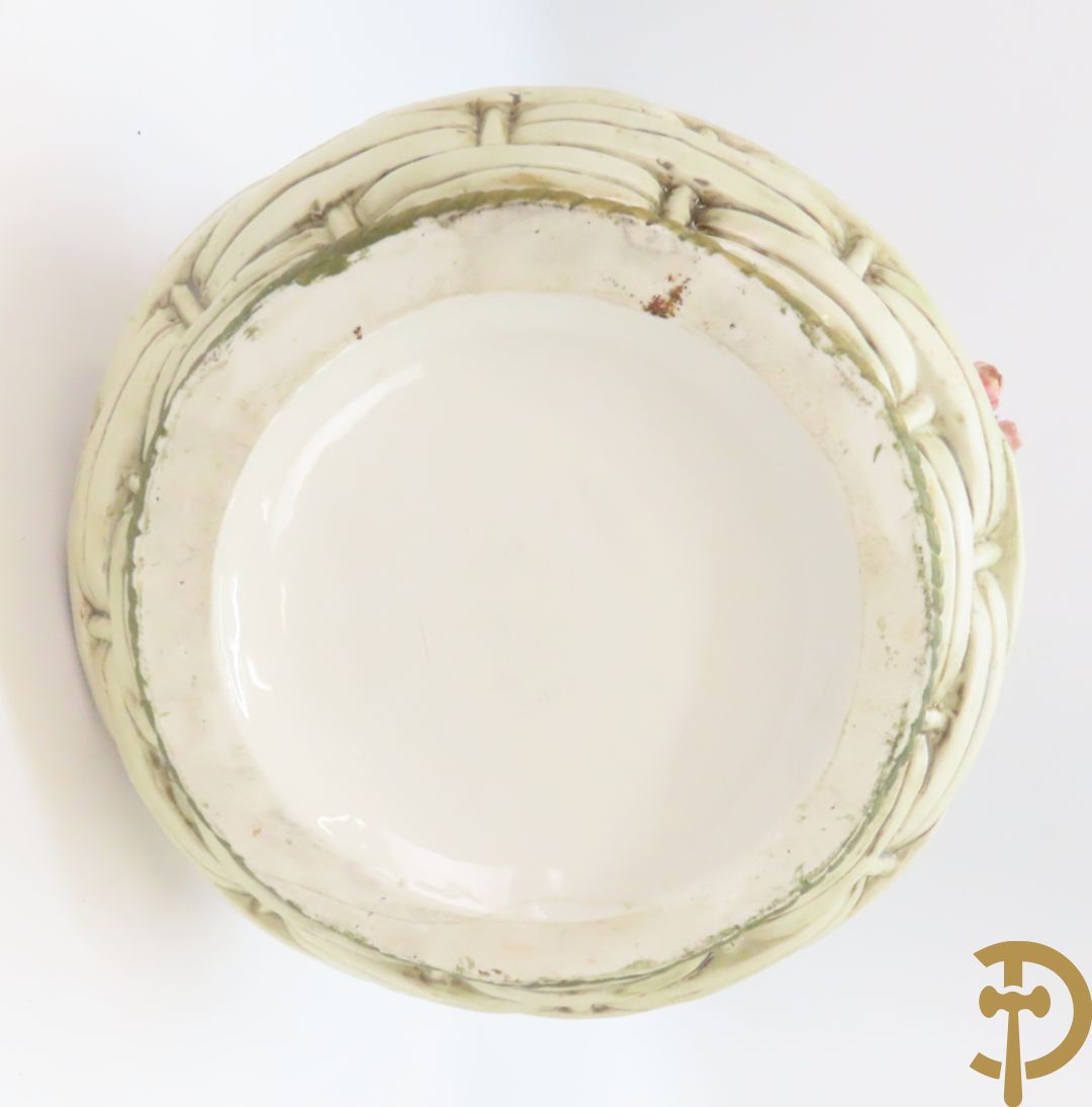 Paar meerkleurige faience vazen,  Austria gemerkt, met cupido