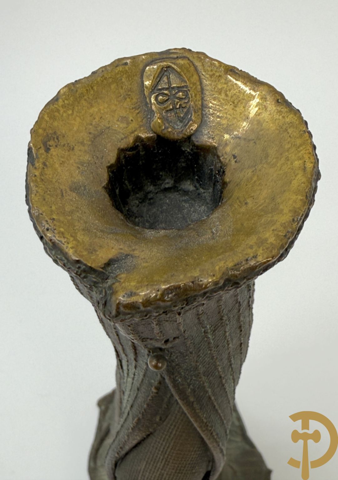 Gemonogrammeerd met symbool bovenaan 