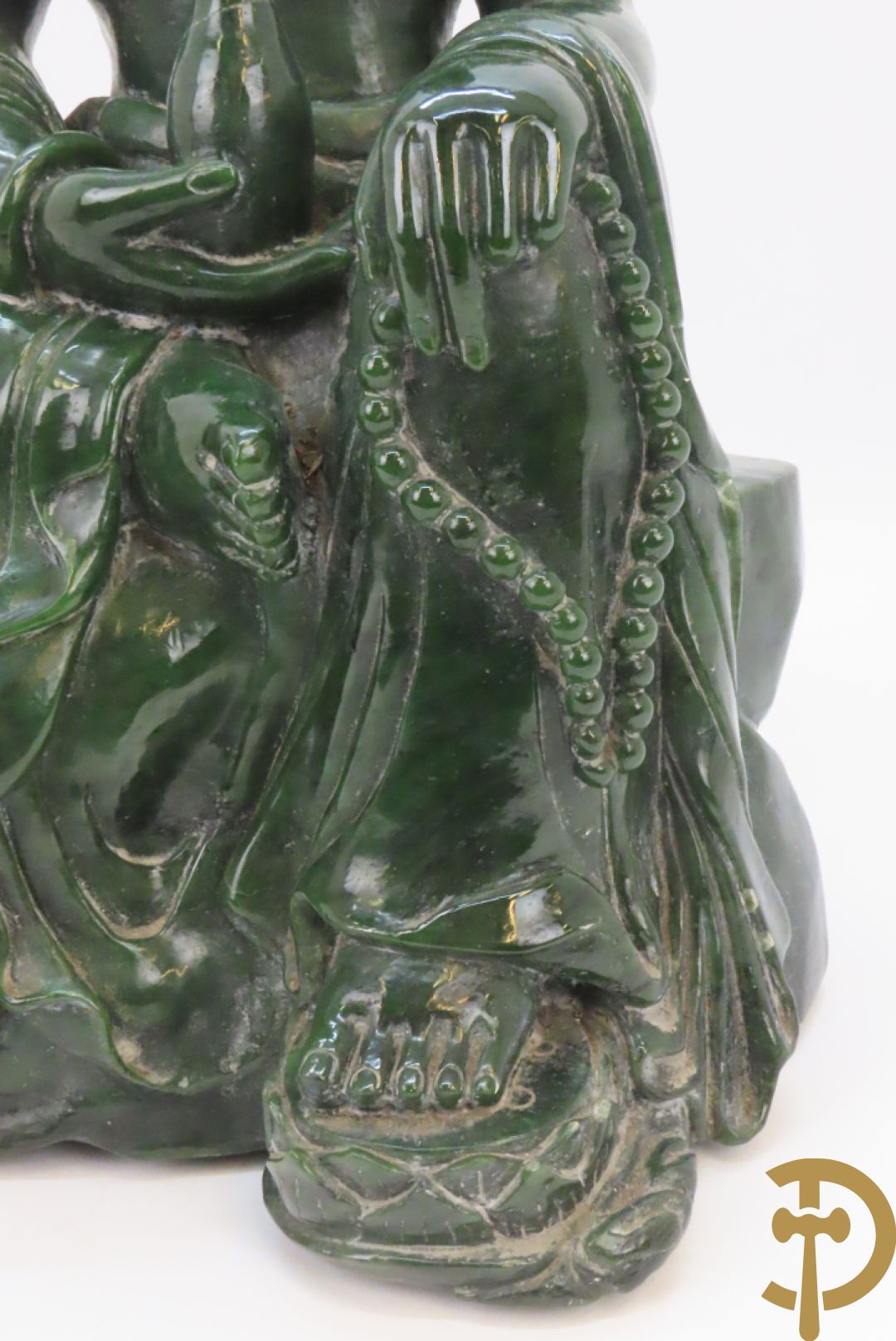 Handgesculpteerde geisha met flesje in de hand in groene jade