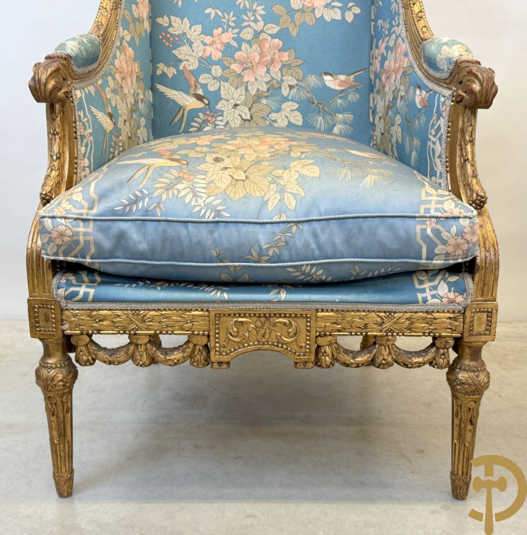 Twee vergulde bergères met gesculpteerde accanthusranken en guirlandes