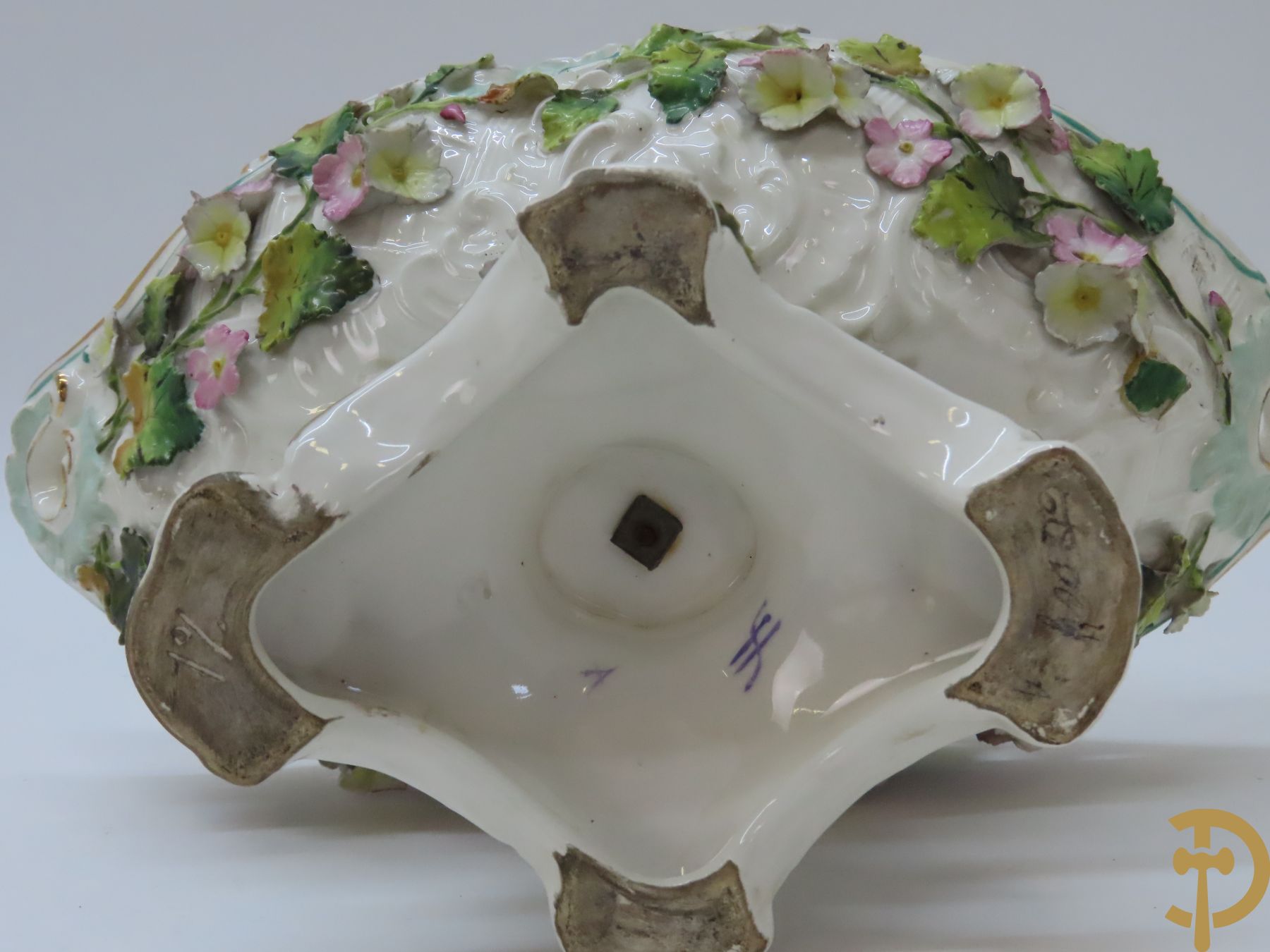 Porseleinen Franse cornetvaas geajoureerd met bloemenmotief, Vieux Paris + Vieux Paris coupe + porseleinen coupe met bloemenmotieven bezet