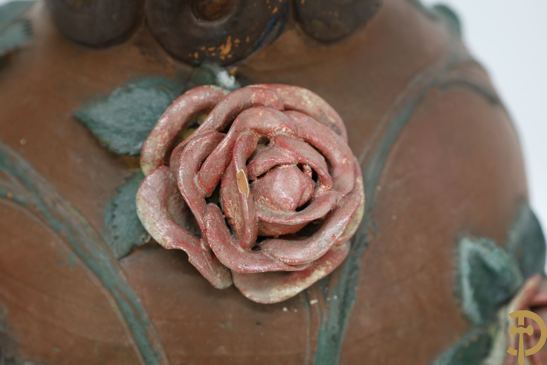 Vlaamse aardewerken vaas met bloemen- en bladrankendecor, deels overschilderd - onderaan gemerkt EGT (Embrechts Genau Torhout)